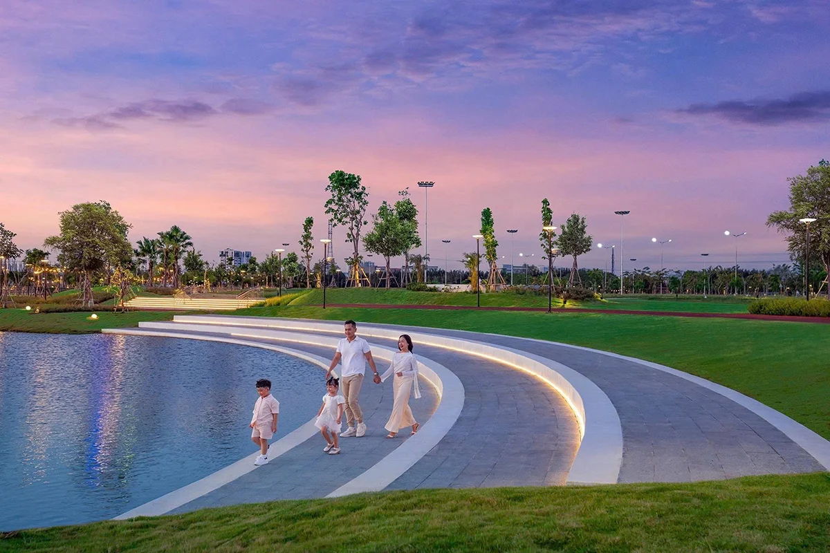 gia đình dạo chơi ven hồ lúc hoàng hôn